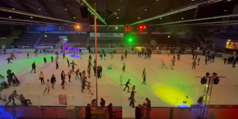 Eisdisco mit Lichttechnik und Sound in einer Eissporthalle