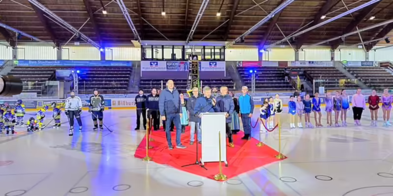 Funkmikrofone und Headsets für Moderation in der Eishalle