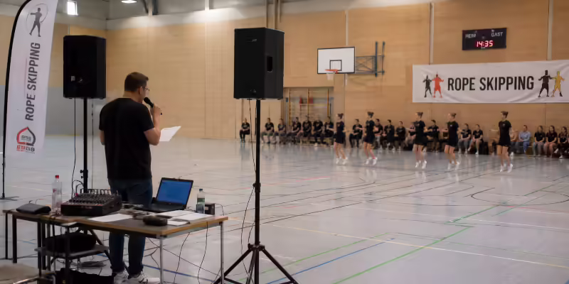 Moderation mit Funkmikrofon bei Sportveranstaltung