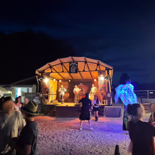 Zeitreise Isen - Mittelaltermarkt Bühne mit Lichttechnik