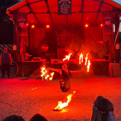 Zeitreise Isen - Mittelaltermarkt Feuershow Bühne mit Lichttechnik
